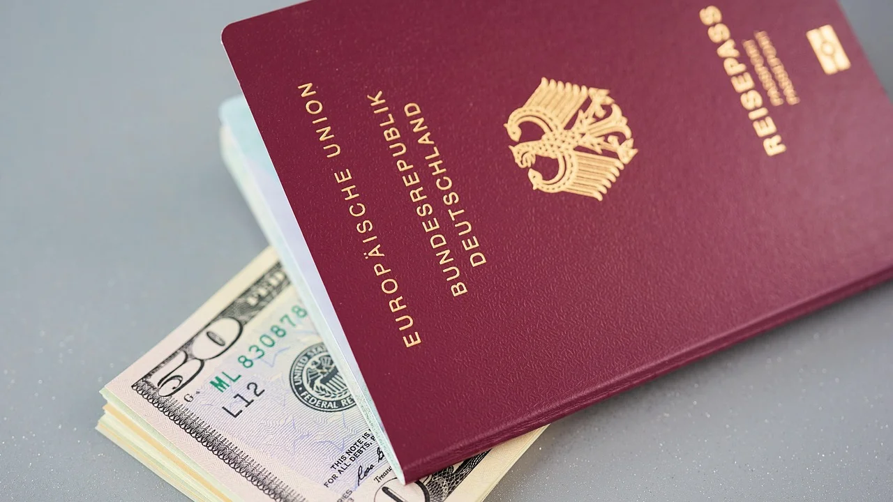 Pessoa preenchendo pedido de passaporte em um computador