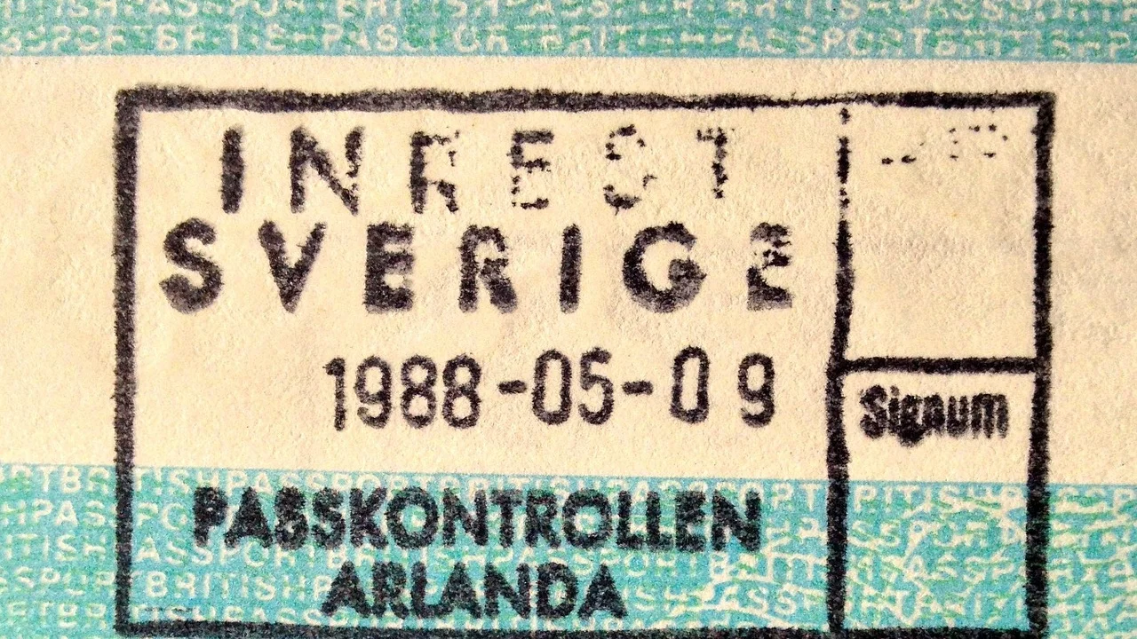 Viajante confere passaporte antes de sair para o aeroporto