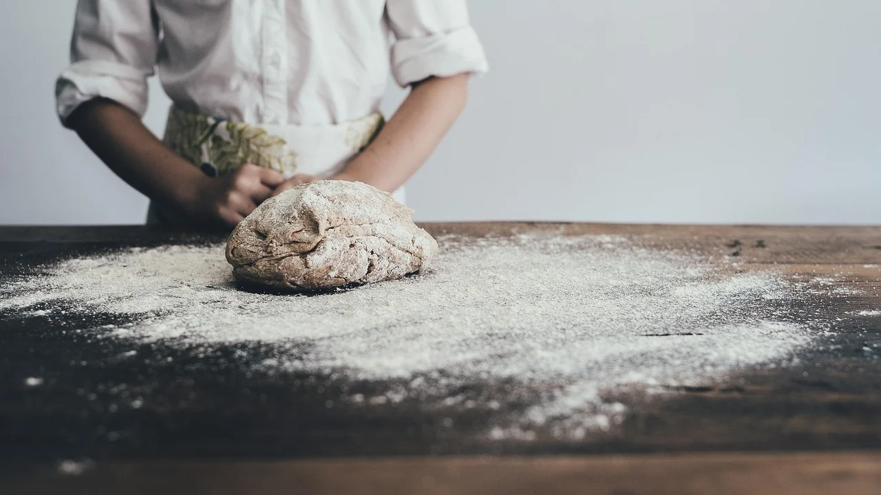 Ingredientes simples separados para o preparo de pão caseiro.