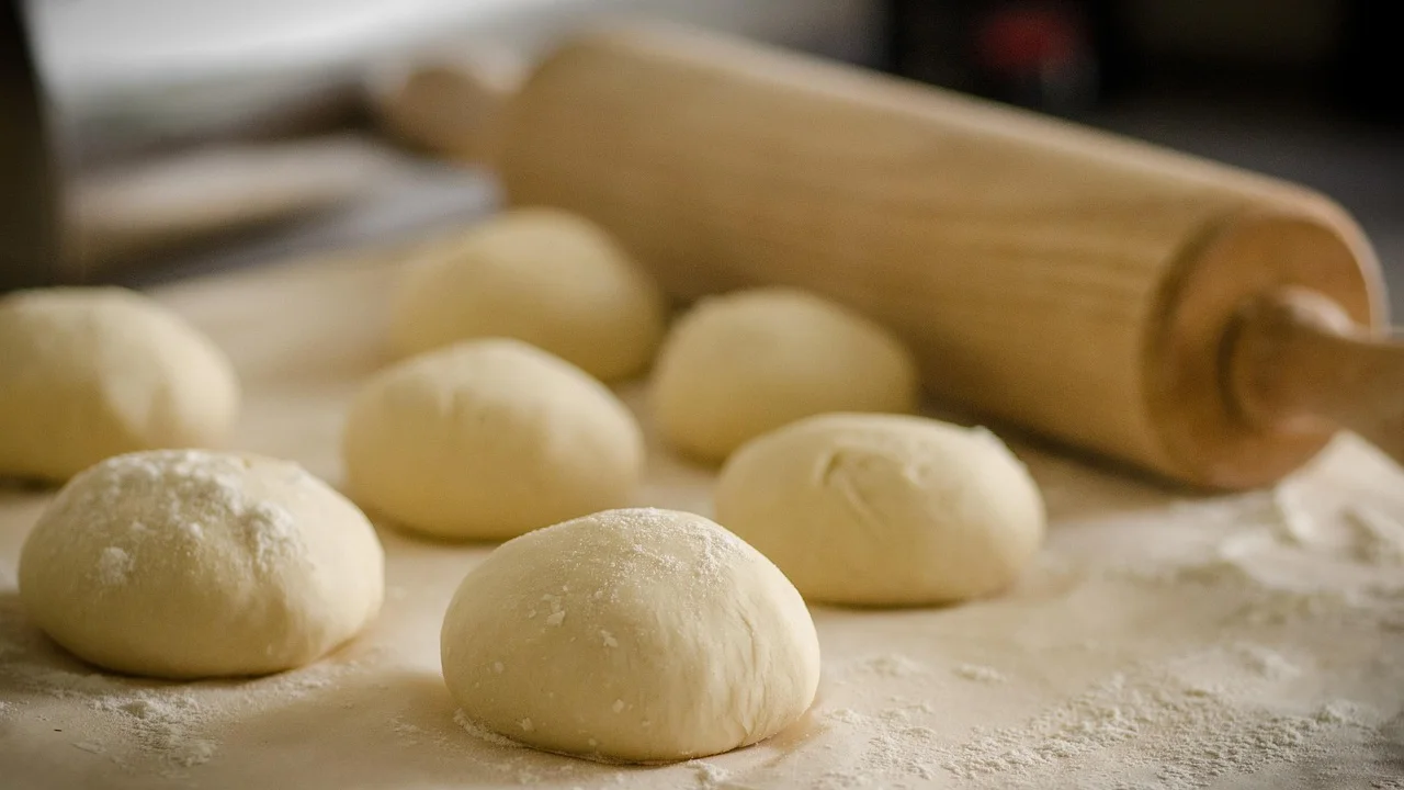 Pão modelado descansando antes de entrar no forno.