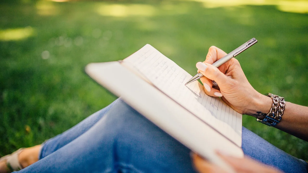 Estudante organizando anotações em um caderno