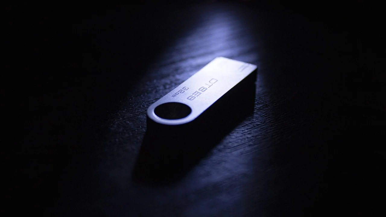 Pendrive conectado a uma porta USB de notebook