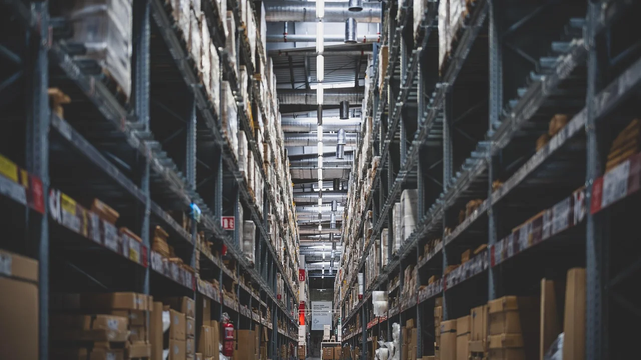 Caixas organizadas em centro de distribuição para pedidos on-line.