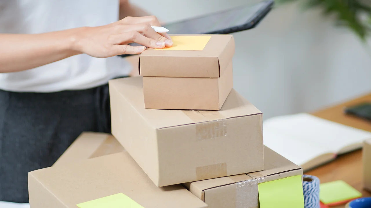 Vendedor prepara remessa de produtos para reposição de estoque.