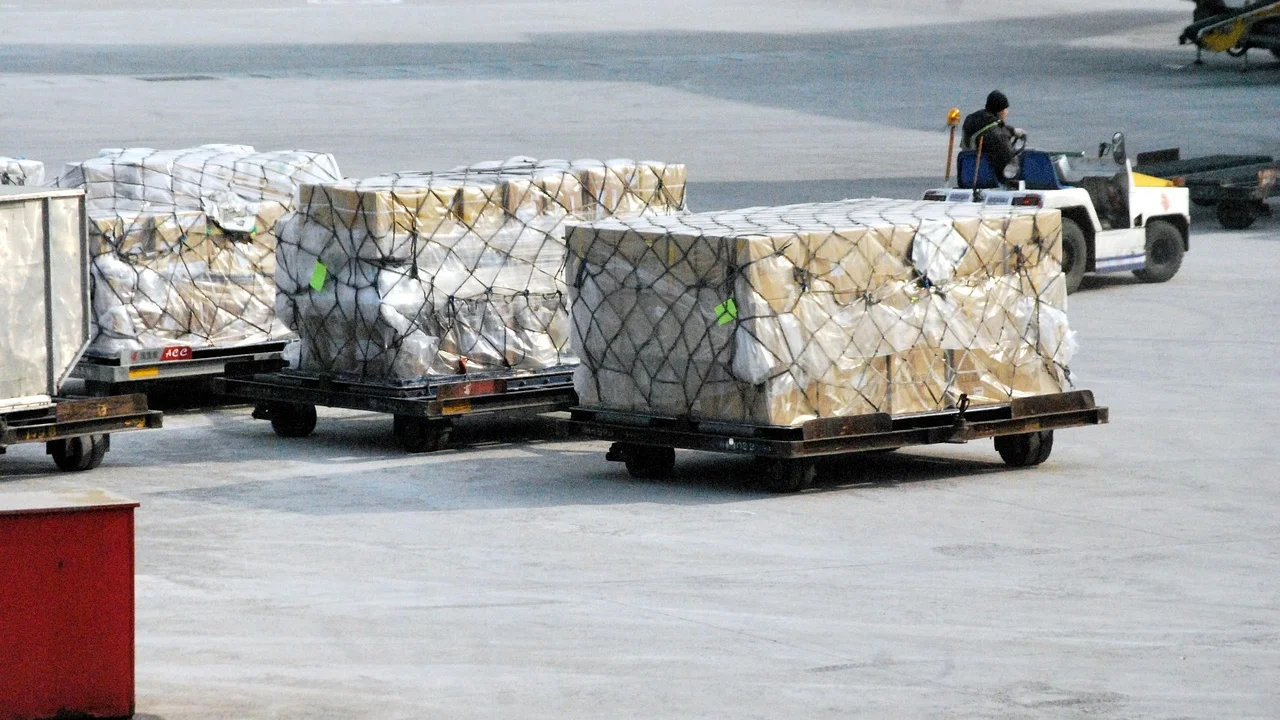 Prateleiras com mercadorias prontas para separação e despacho.
