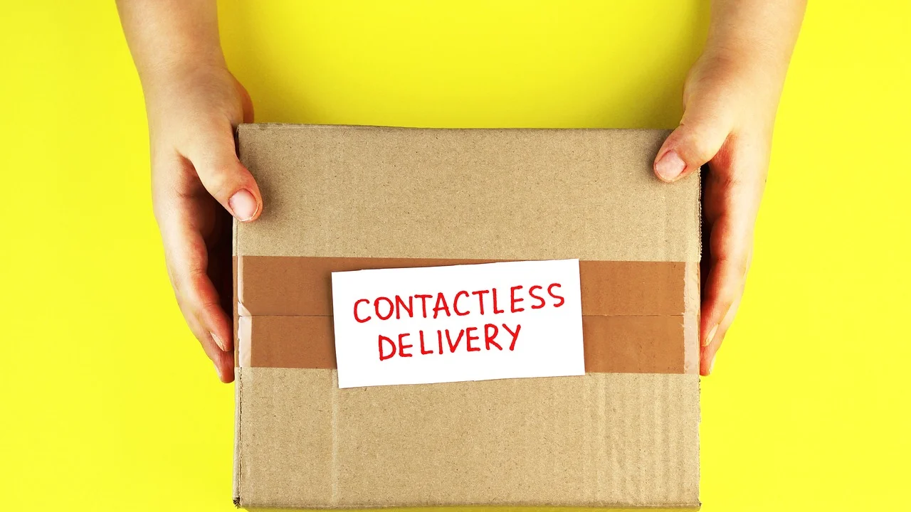 Caixas embaladas prontas para envio em uma agência postal.