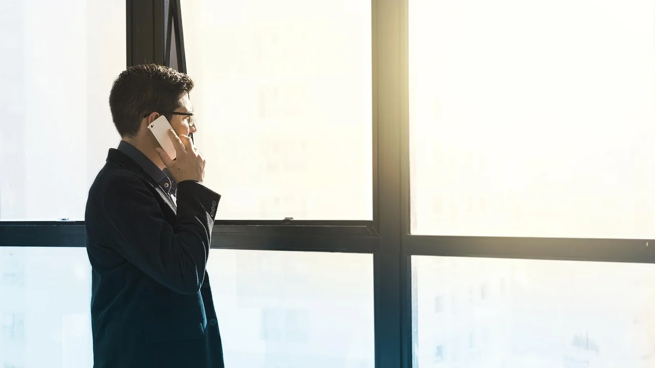 Mensagem suspeita de oferta de emprego recebida no celular