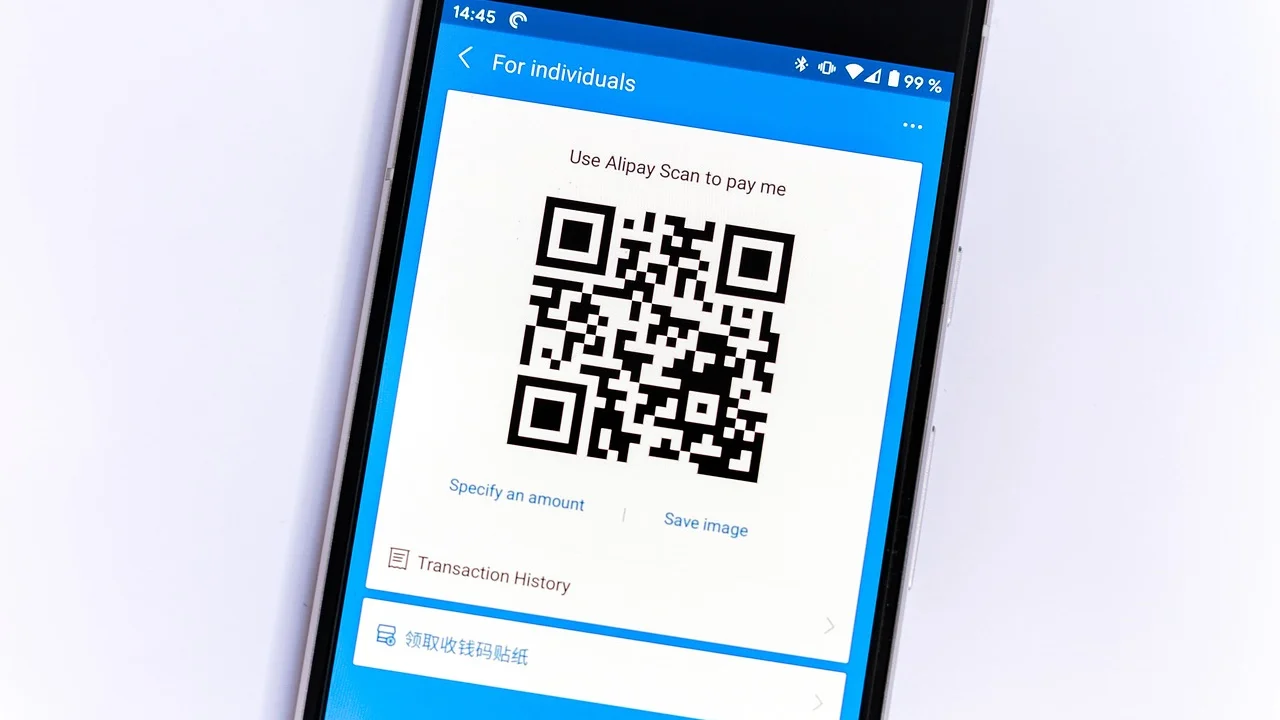 Tela de celular com atenção a dados de transferência bancária.