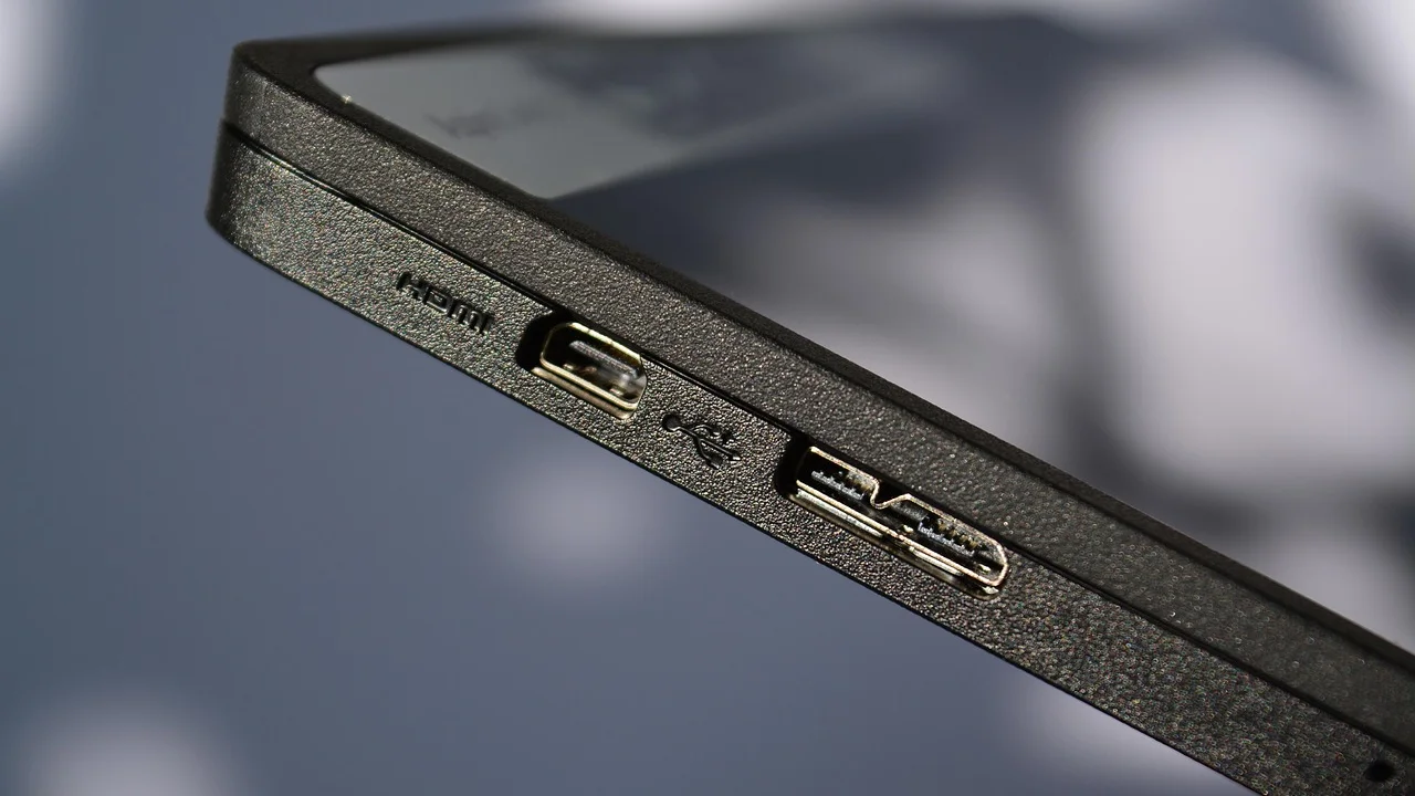 Detalhe de conector USB com lingueta interna azul.