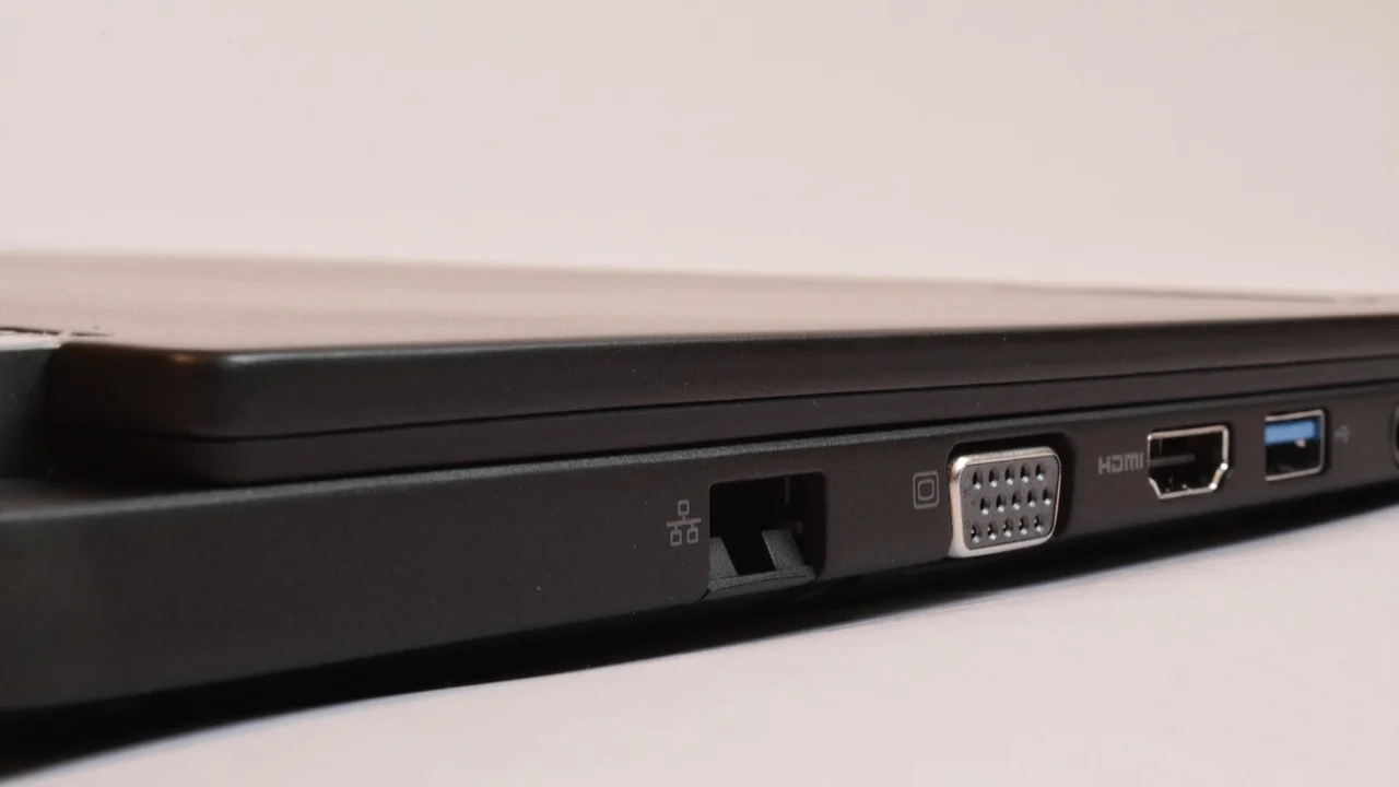 Símbolo SuperSpeed próximo a uma porta USB do notebook.