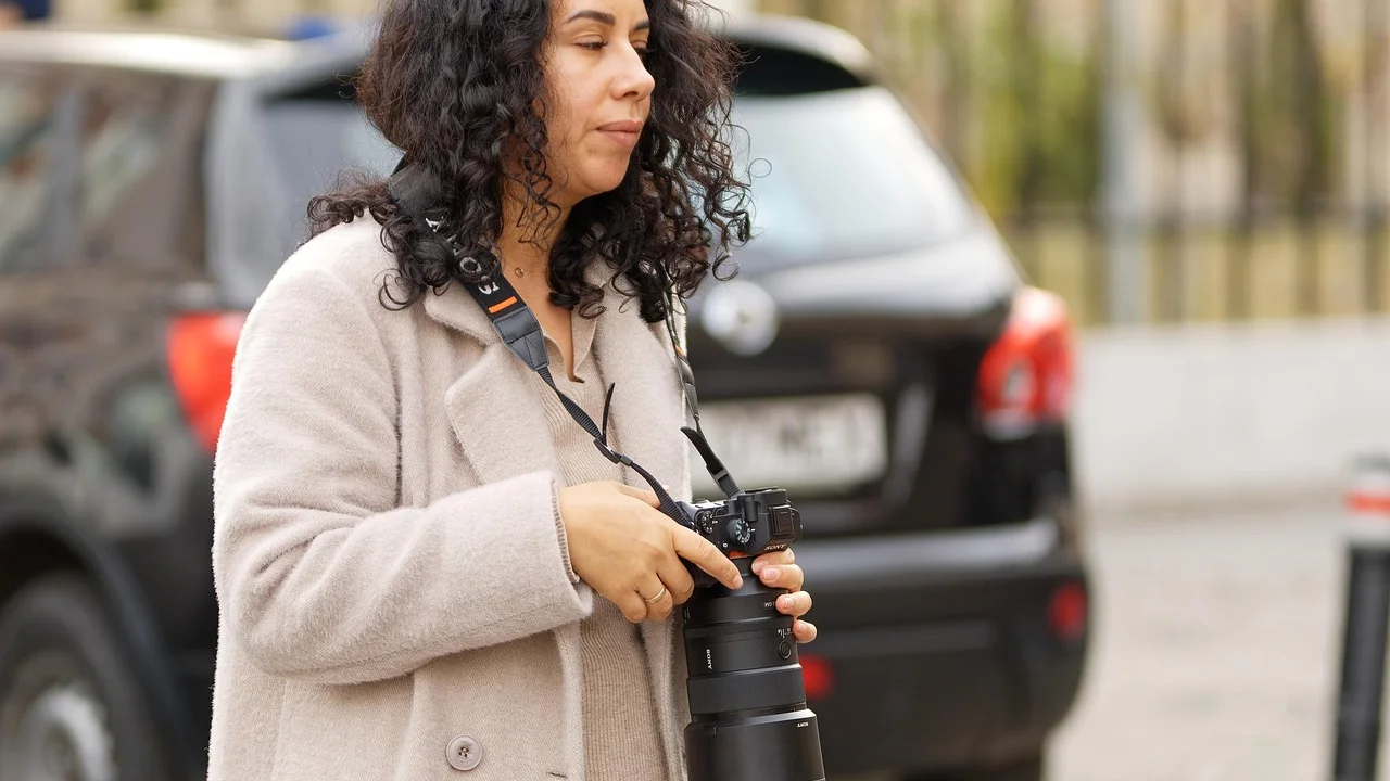 Motorista visualiza a tela durante uma manobra de estacionamento