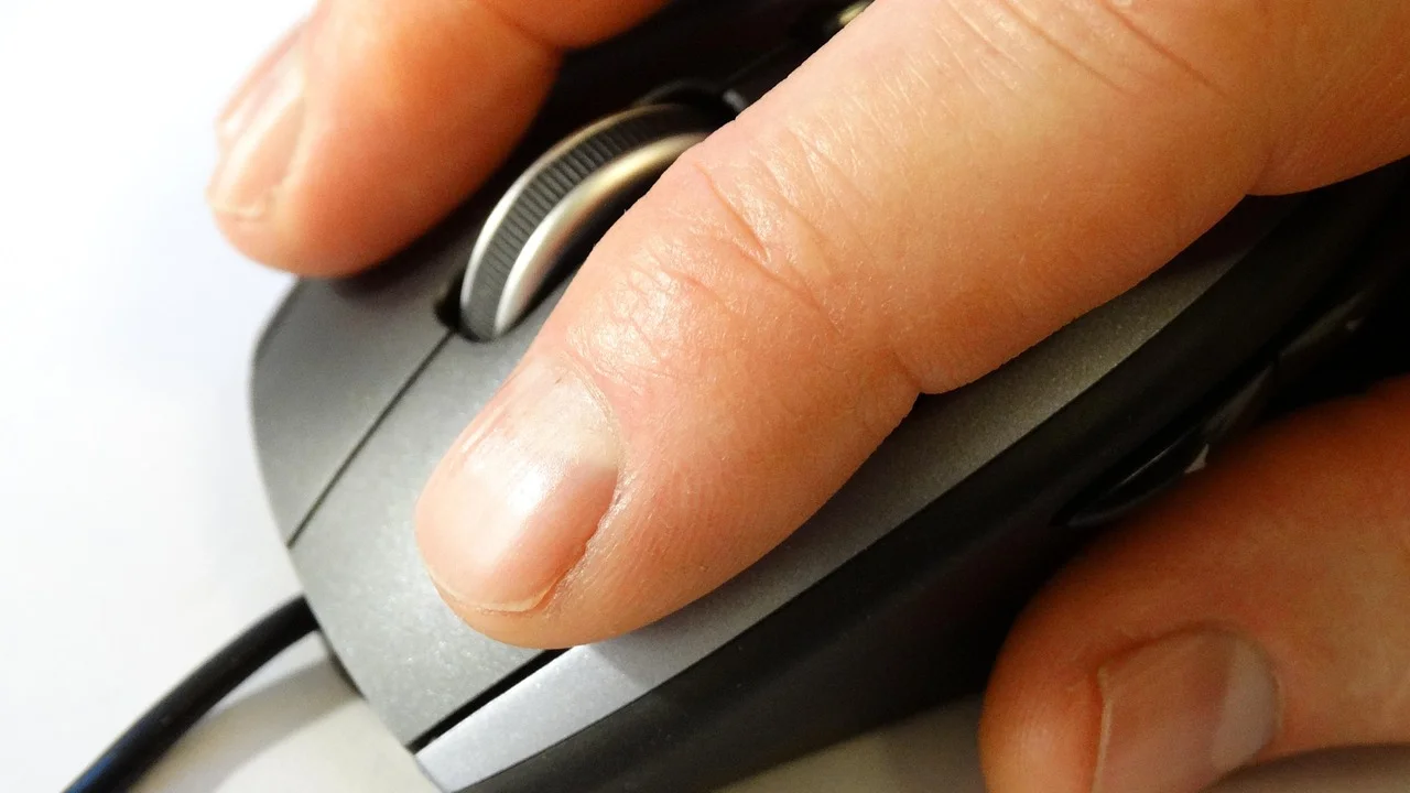 Usuária canhota utilizando mouse no lado esquerdo da mesa