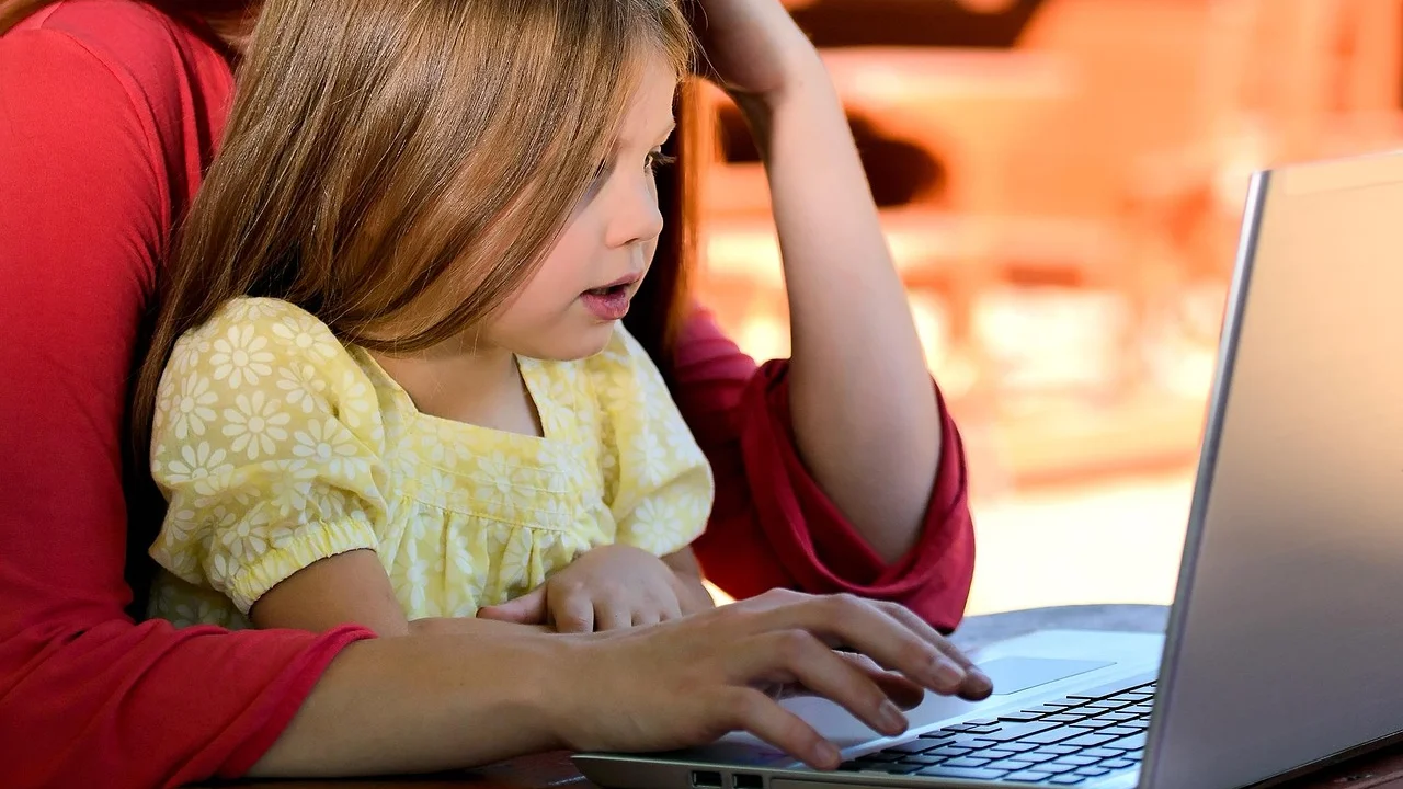 Responsável configura ferramentas de controle parental no PC.