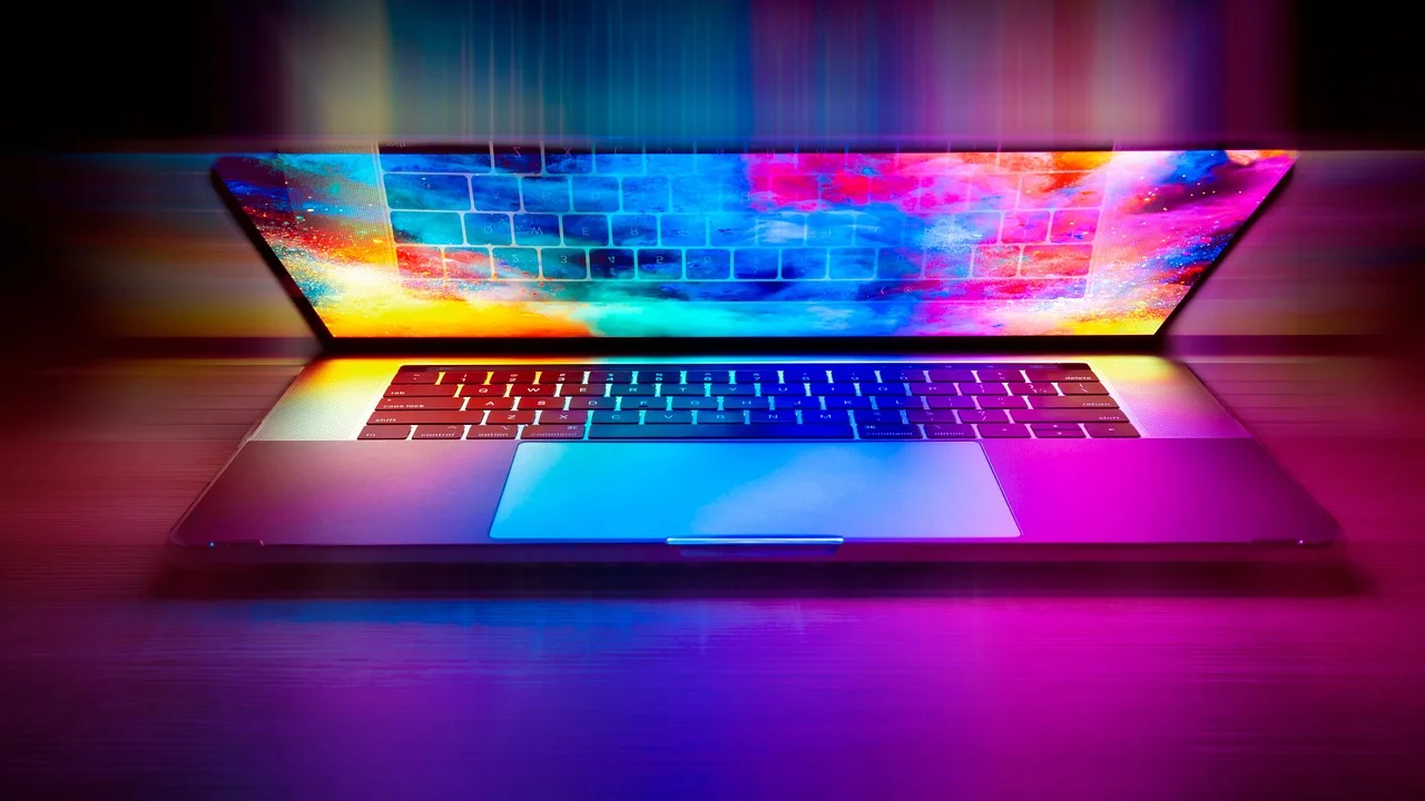Pano de microfibra usado para remover poeira da tela do notebook.