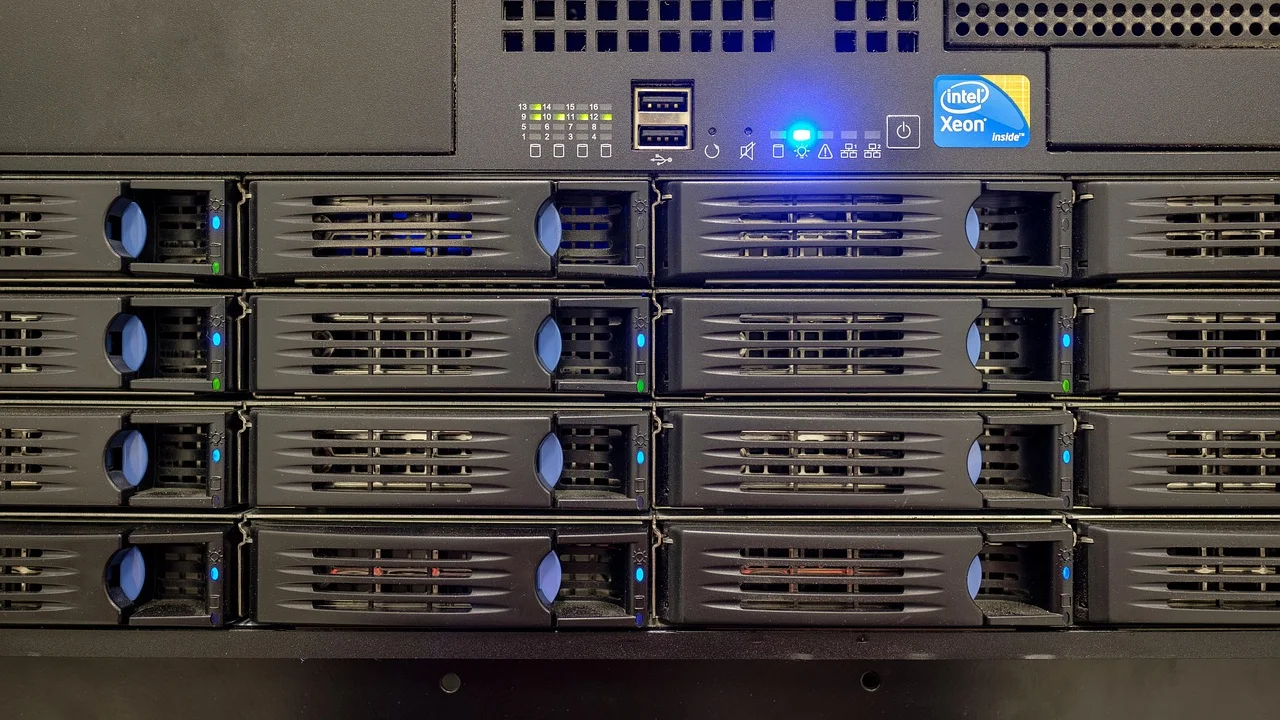 Cabo de rede ligado a um computador e dispositivo de armazenamento