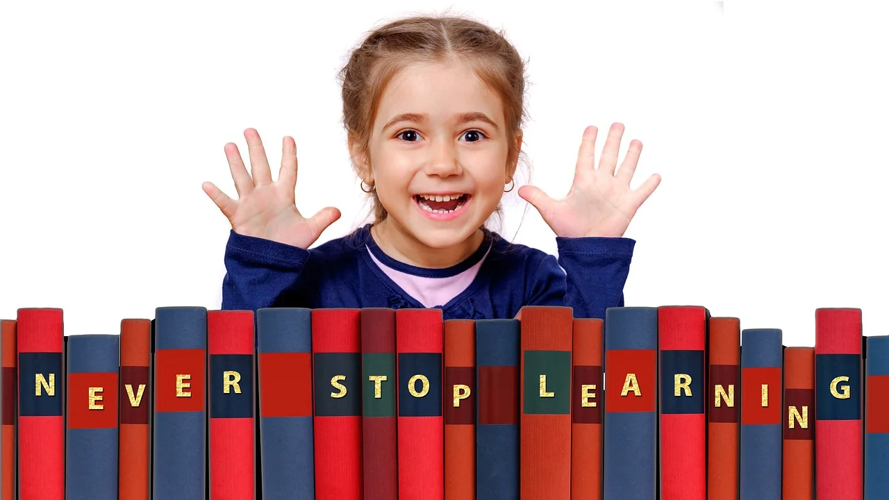 Responsável realiza cadastro escolar em um computador.