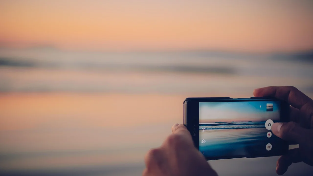 Celular Android com cartão microSD ao lado da bandeja