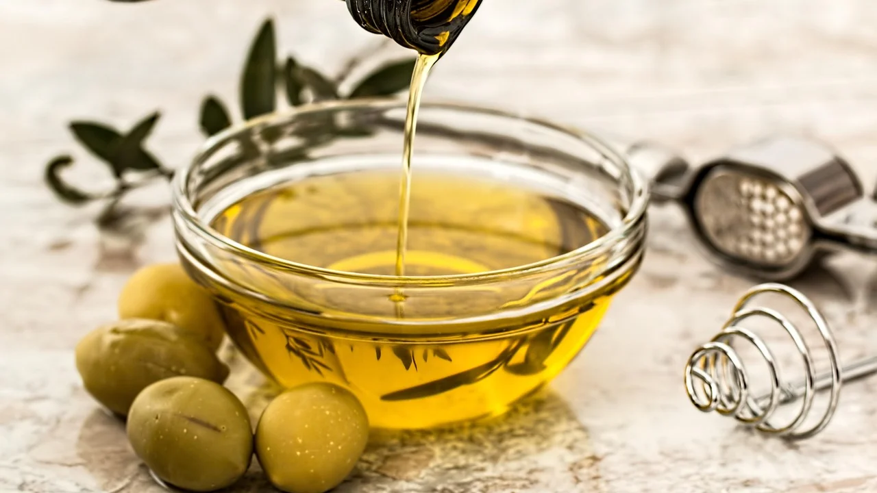 Cesto com produtos básicos usados na limpeza rápida da casa.
