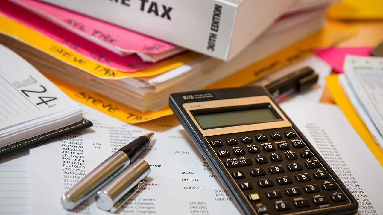 Documentos empresariais separados para regularização fiscal.