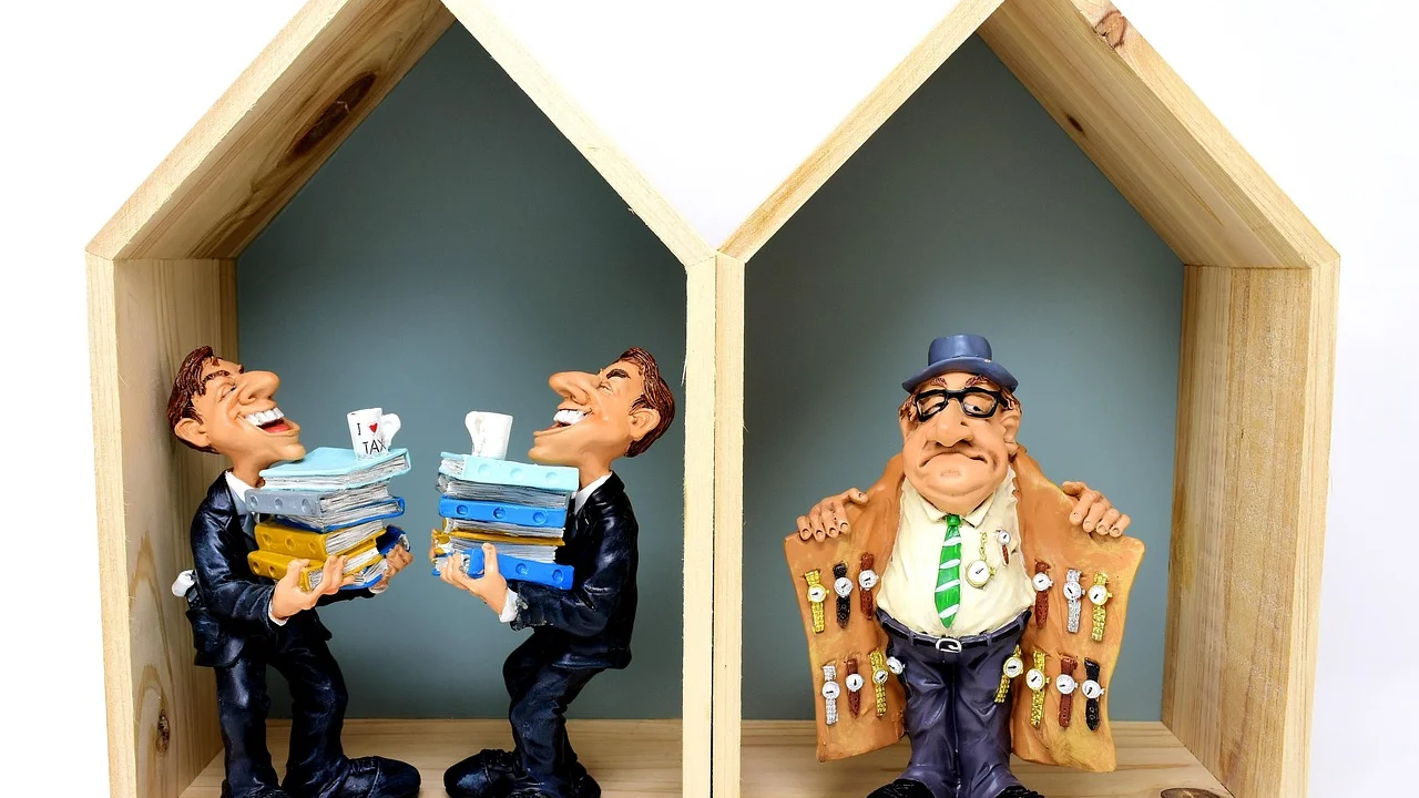 Carnê de IPTU e calculadora sobre uma mesa de trabalho.