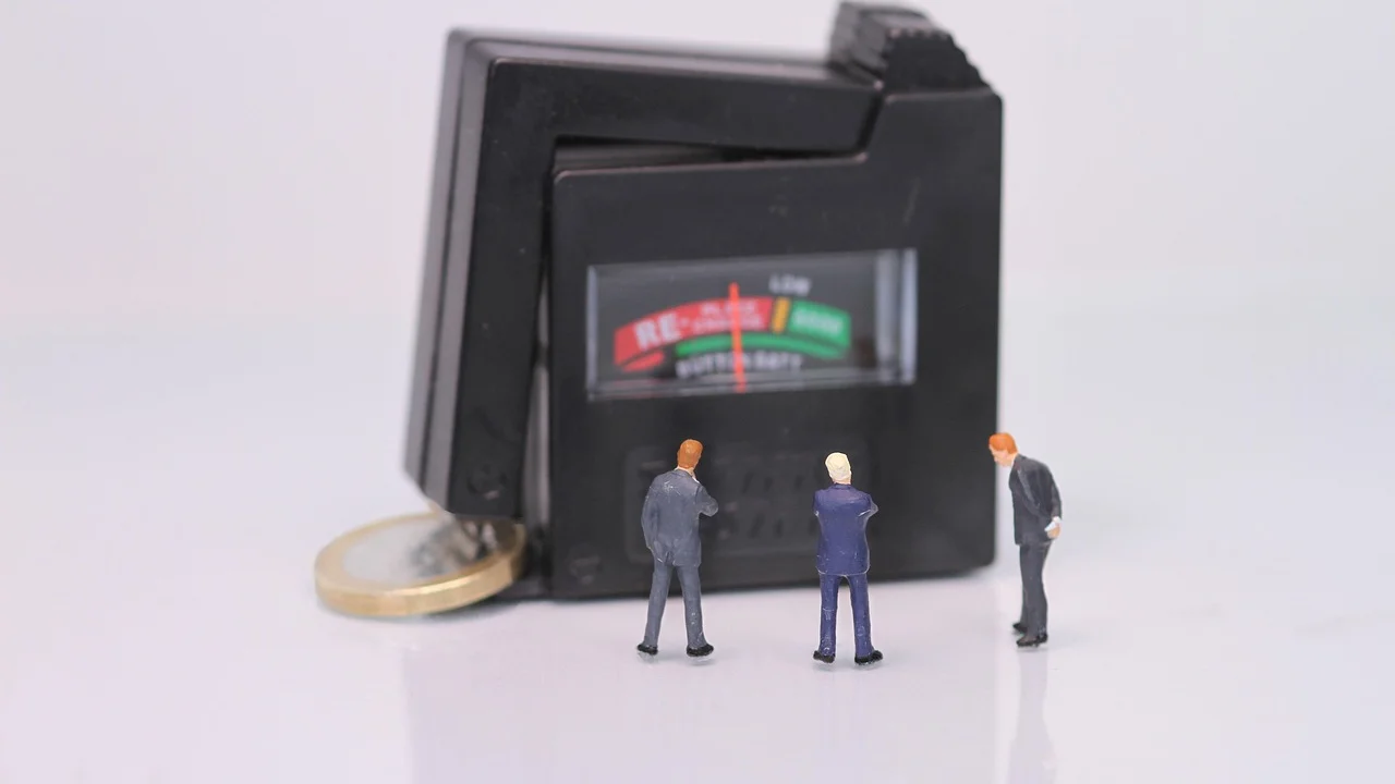 Pessoa acessando o portal da prefeitura para consultar débitos.