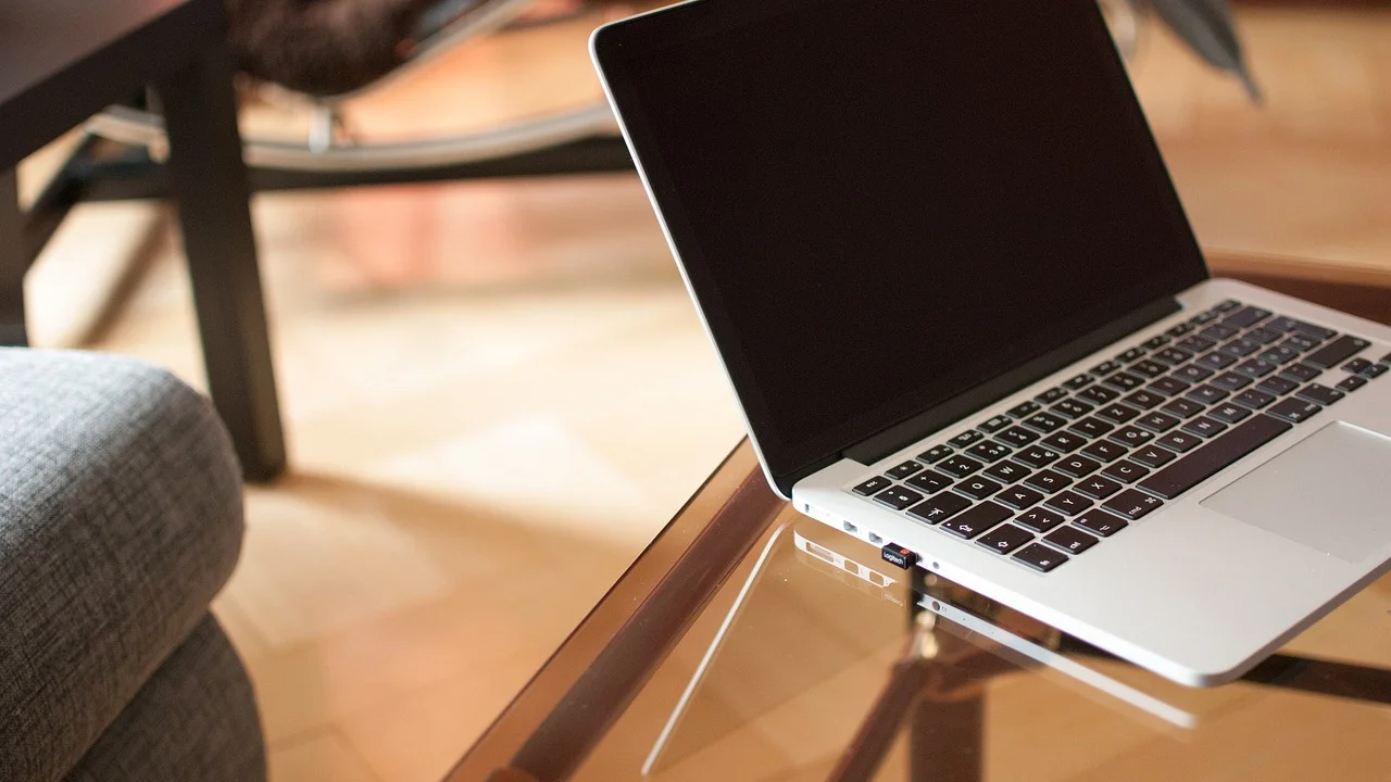 Mouse sem fio ao lado de um notebook com Windows 11.