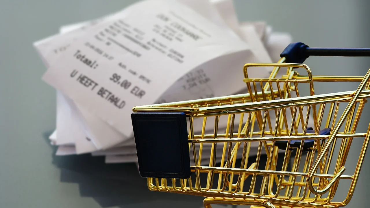 Consumidora informa o CPF no caixa durante uma compra.