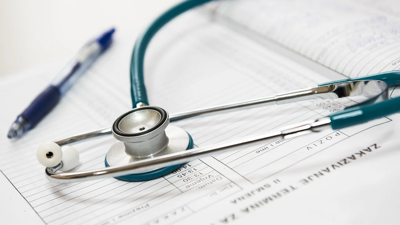 Documentos médicos organizados para solicitar benefício previdenciário.