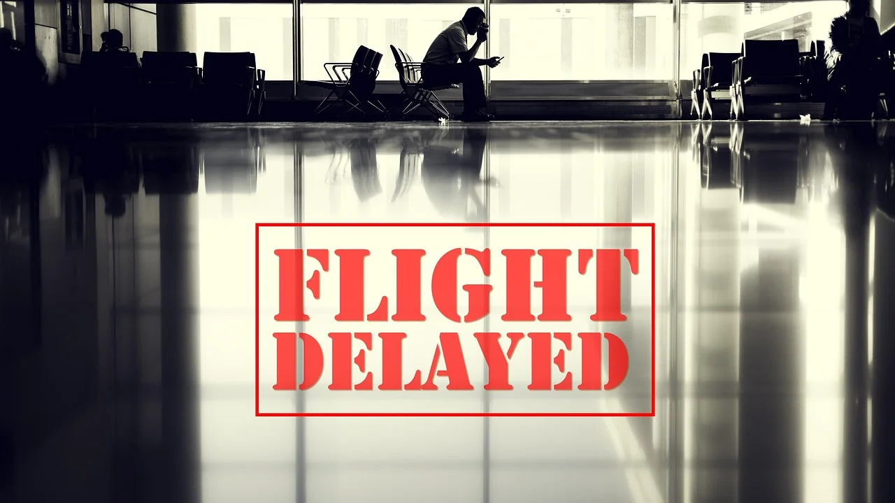 Painel de aeroporto exibindo alteração no horário de partida