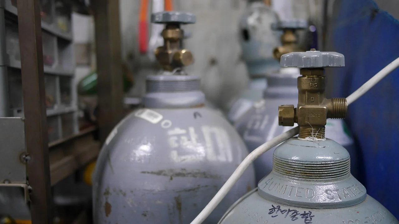 Revenda regularizada organiza botijões de gás de cozinha