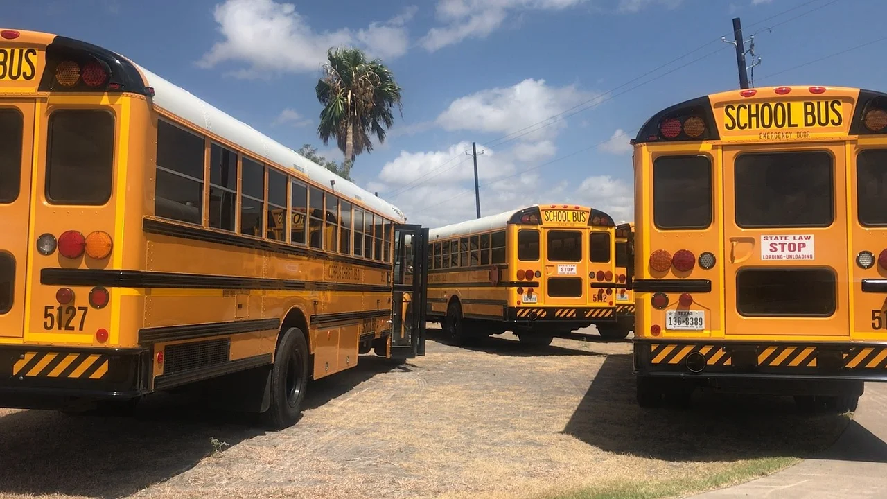 Estudante aguarda o ônibus para ir à escola.