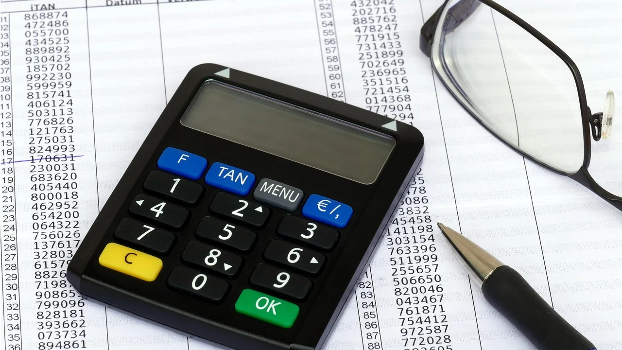 Cartão bancário e aplicativo usados para organizar o recebimento do salário.