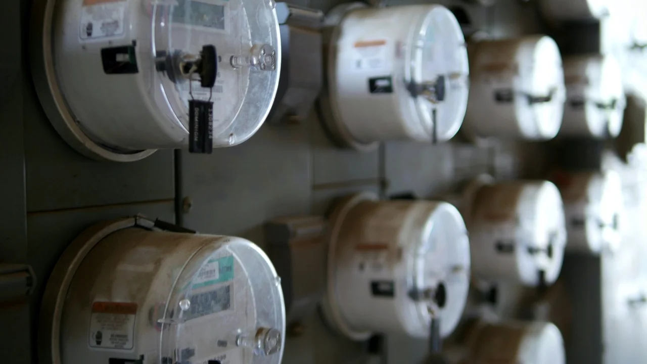 Medidor de energia instalado na entrada de uma residência.