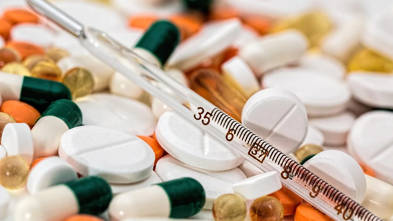 Medicamentos organizados em prateleiras de uma farmácia credenciada.