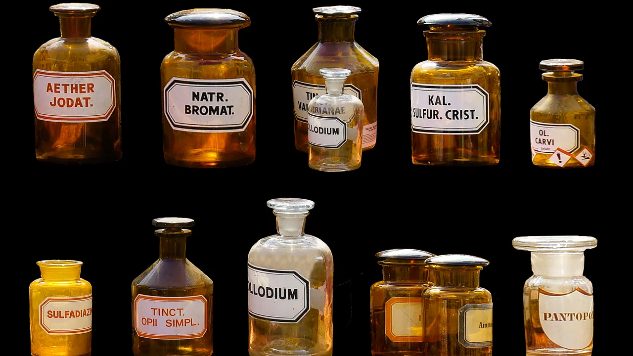 Farmacêutico orienta sobre a retirada correta de medicamentos.
