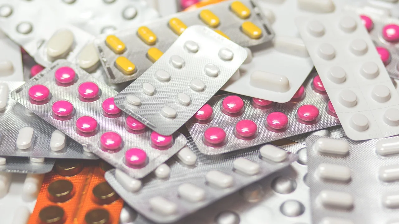 Pessoa confere a embalagem do medicamento antes de sair da farmácia.