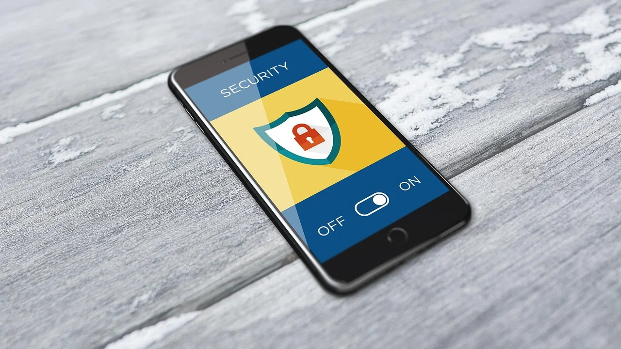 Celular conectado a uma rede Wi-Fi em ambiente público