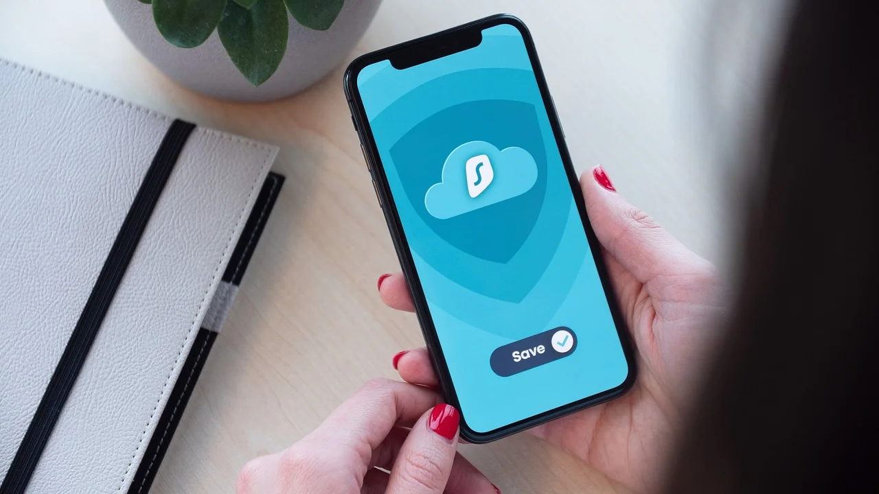 Alerta de mensagem suspeita exibido na tela do smartphone