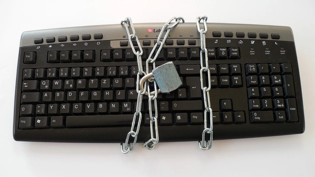 Pessoa digitando uma senha forte no teclado
