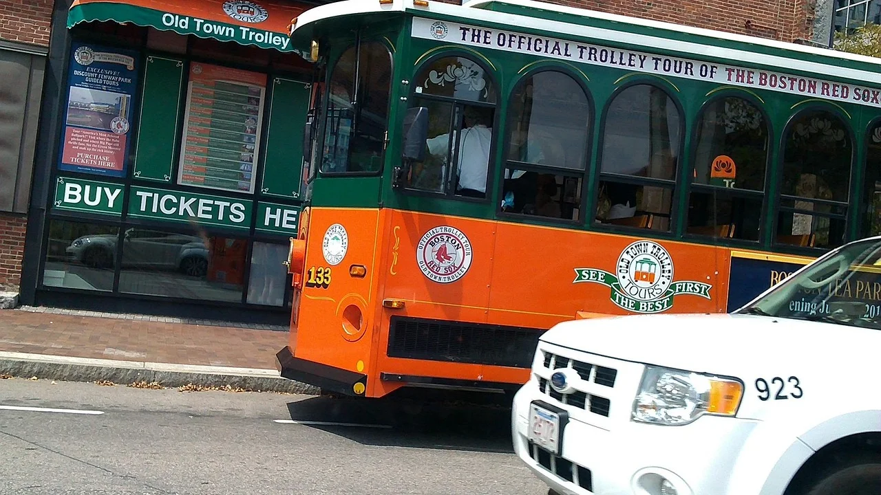 Sinalização viária em avenida urbana durante o dia.