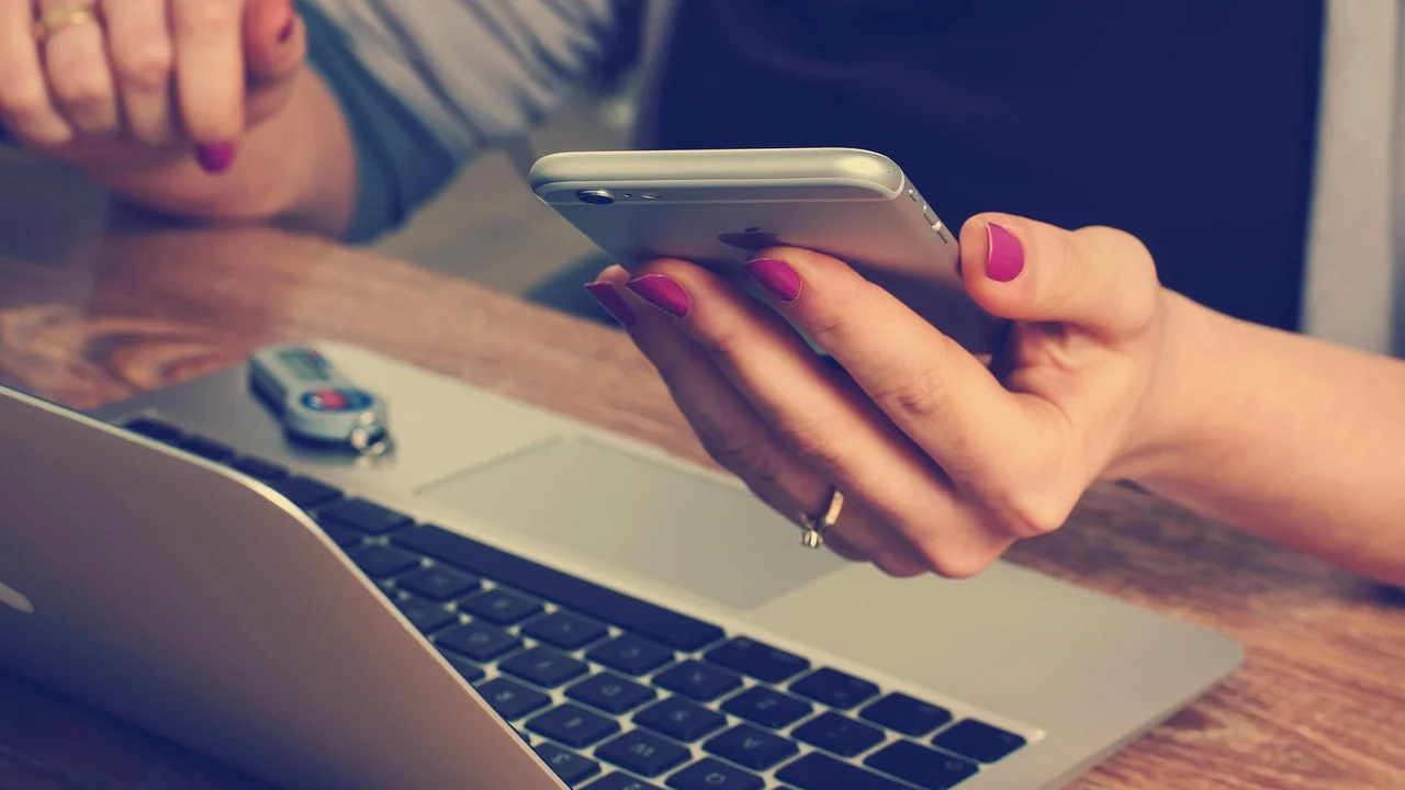 Celular e notebook usados para acessar uma conta Microsoft