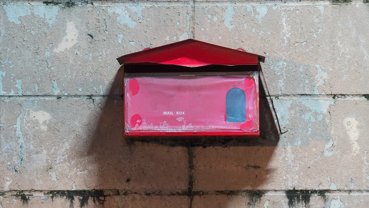 Caixa de entrada do Gmail organizada por mensagens e marcadores.