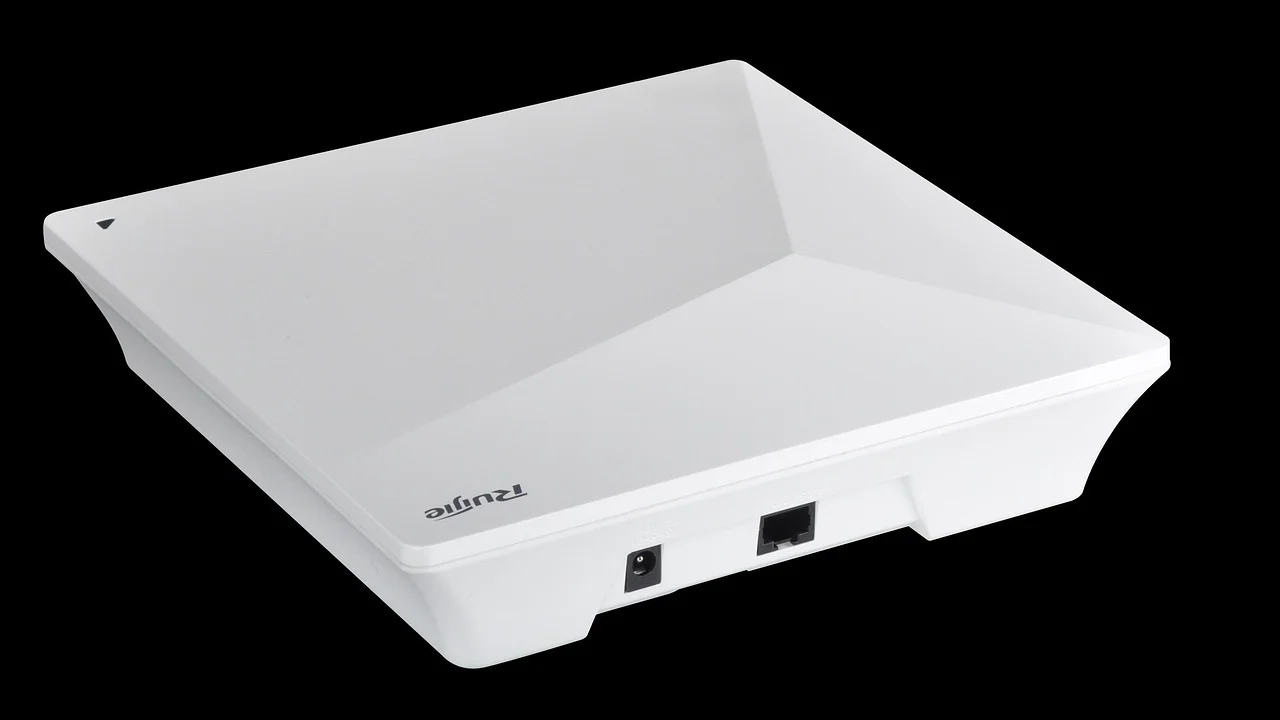 Roteador posicionado em local aberto para melhorar o sinal Wi-Fi