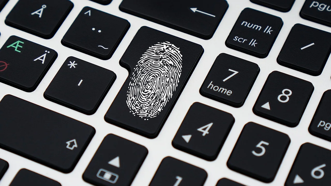 Tela de login do Windows em um notebook pessoal