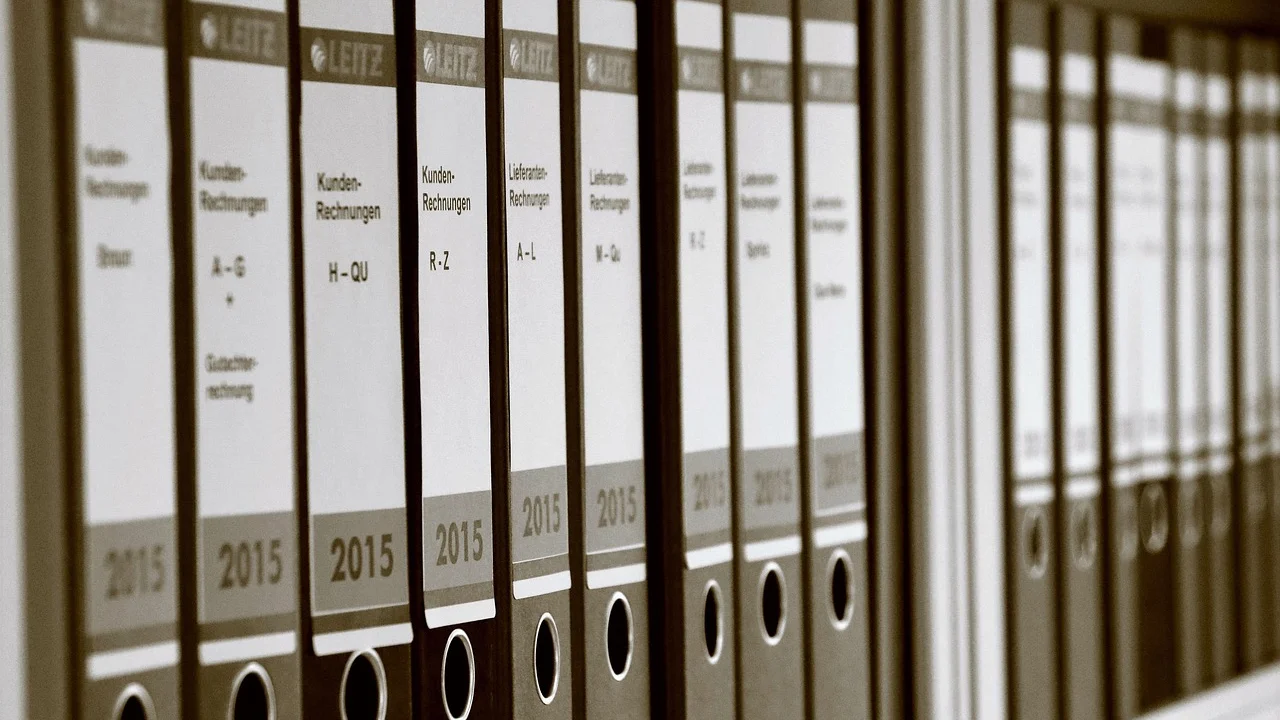 Pastas de documentos organizadas em um computador com Windows.