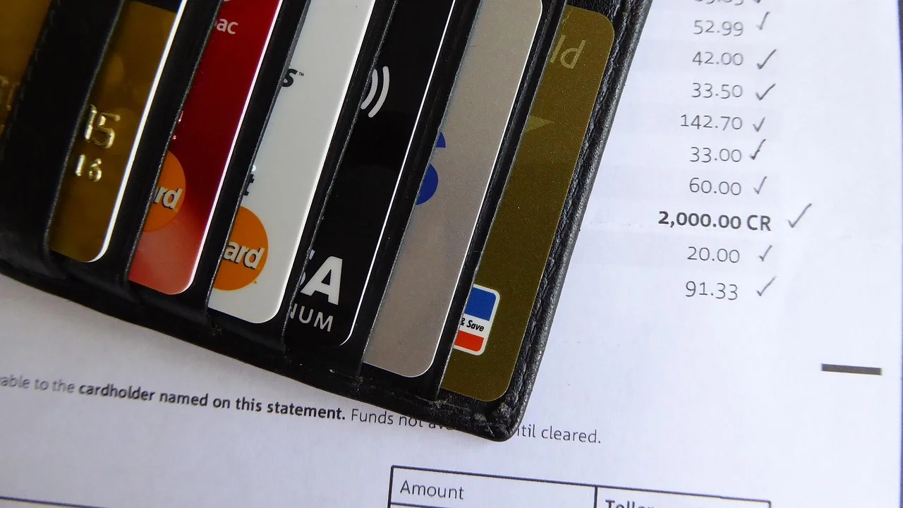 Consumidora confere cupom fiscal após uma compra no comércio.