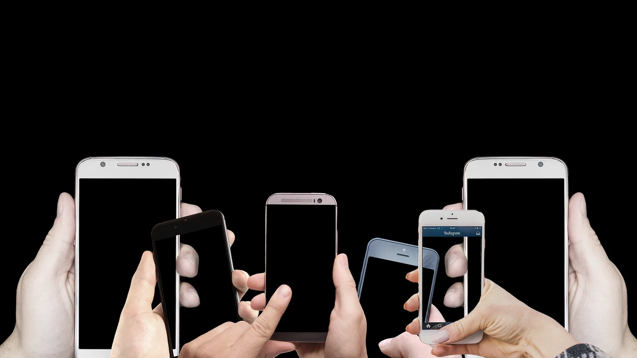 Smartphone exibindo opções de rede móvel nas configurações.