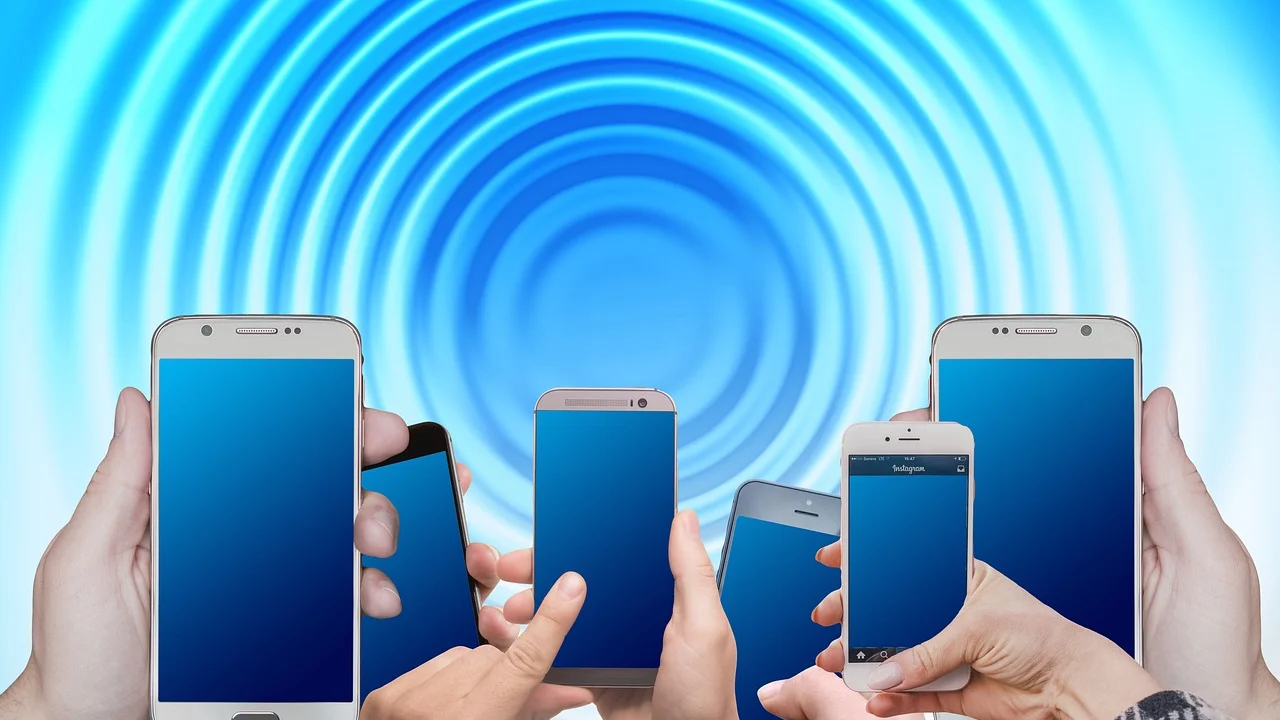 Ícone 5G na barra de status de um celular.