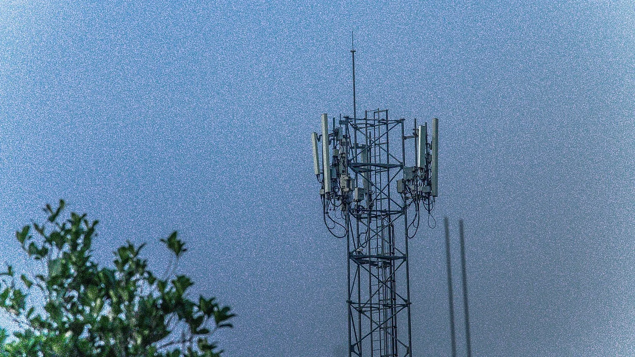 Antena de telefonia móvel em área urbana.