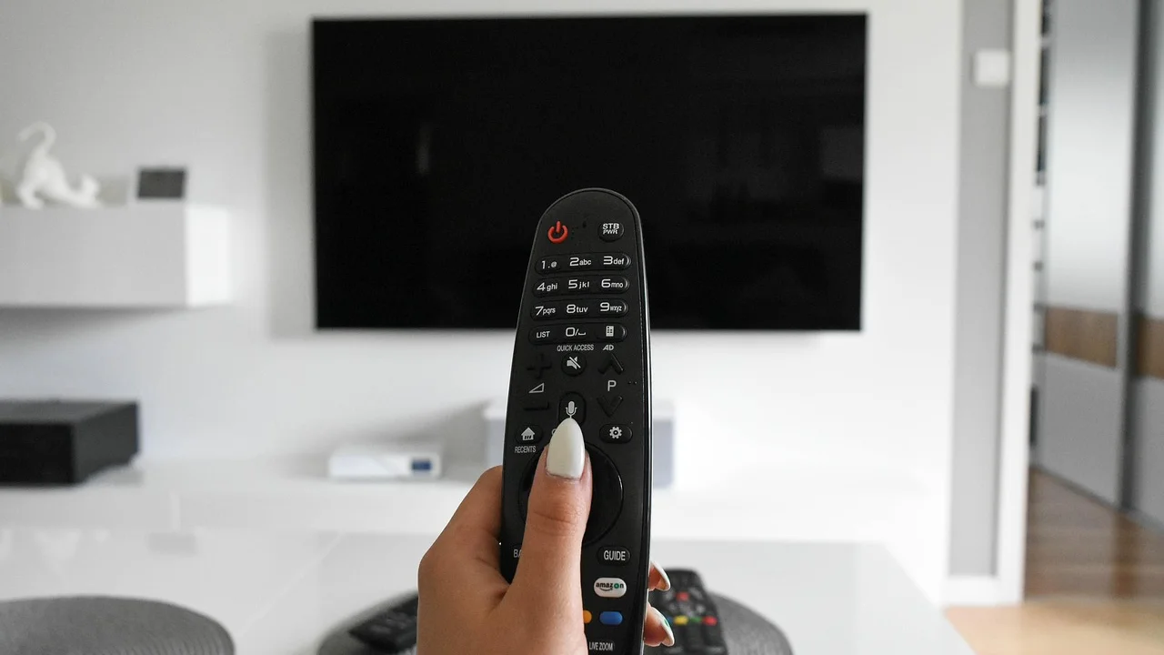 Smart TV conectada à internet em uma sala de estar.